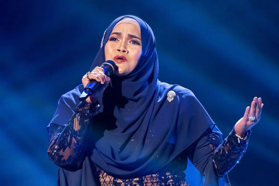 ASAM GARAM BERGELAR ARTIS: Sepanjang 31 tahun bergelar anak seni, Aishah sudah lalui banyak jerih payah dan berharap generasi artis muda bersiap sedia dan menggagahi ujian yang menuntut mereka tegas dalam setiap langkah dan keputusan yang diambil. - Foto BM oleh ZALEHA ABDUL KADER