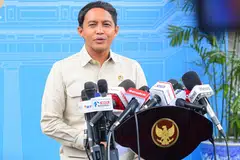 Menteri Perhutanan Indonesia, Raja Juli Antoni, menyampaikan kenyataan media selepas mengadakan pertemuan dengan Presiden Prabowo Subianto di Istana Negara pada 3 Februari 2025. Raja Juli kini menjadi perhatian selepas melaporkan kepada Suruhanjaya Pembanterasan Rasuah (KPK) dakwaan cubaan sogokan oleh Bupati Kuantan Singingi, Suhardiman Amby, yang sedang disiasat dalam kes rasuah.