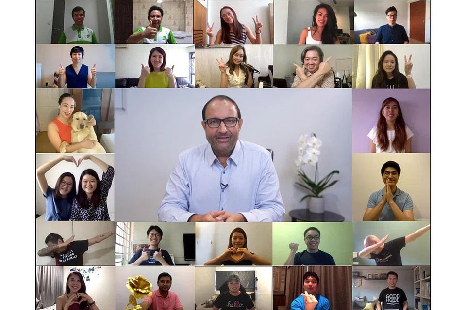 GALAK BAIK BUDI: Encik S. Iswaran (tengah) bersama individu daripada Gerakan Bawah ke Atas sempena Hari Baik Budi SG. - Foto MCI