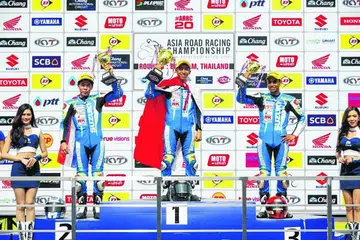 DETIK BANGGA: Jazil (gambar atas) berdiri di atas podium pemenang di perlumbaan terakhir siri Cabaran Asia Suzuki yang berlangsung di litar Buriram, Thailand. Juara keseluruhan siri ini ialah pelumba Indonesia, Andreas Gunawan. - Foto-foto ihsan MOHD JAZIL JURAIMI