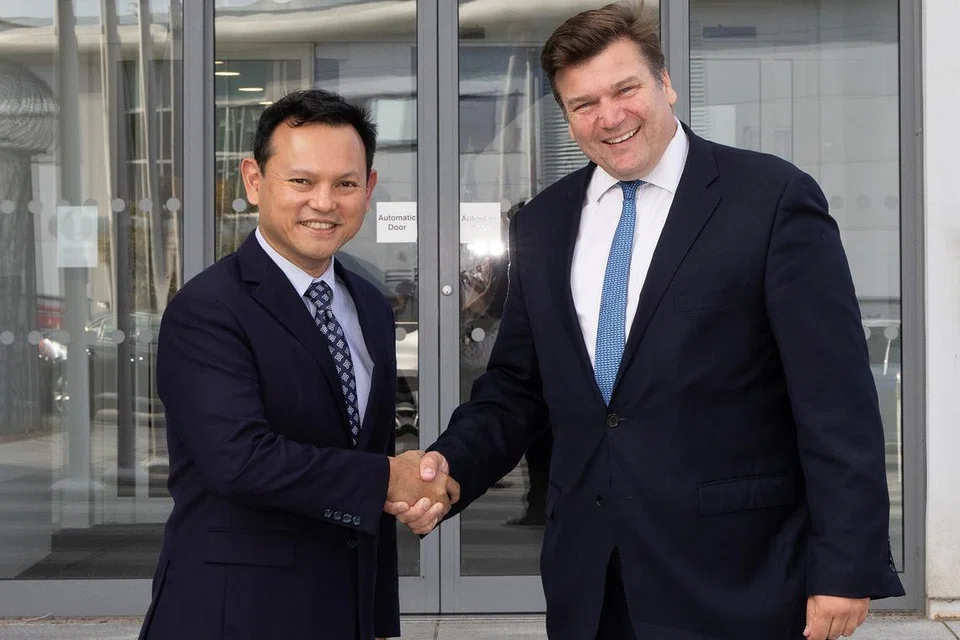 PERTAHANAN DAN KESELAMATAN: Menteri Negara Kanan (Pertahanan merangkap Tenaga Manusia), Encik Zaqy Mohamad bersama Menteri Negara bagi Tentera Berpasukan Britain, Encik James Heappey di RAF Wyton di England.