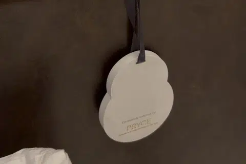 ‘Medalion’ seramik dengan aroma yang dipilih, digantung di kepala katil.