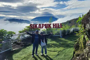 Penulis, Encik Mustaffa Yaakub, dan isterinya, Cik Masita Asmawi, bergambar di Sikapuk Hill dengan latar belakang seolah-olah dalam cerita dongeng di atas hamparan awan putih yang menyelimuti kawasan suhu udara 14 darjah Celsius.