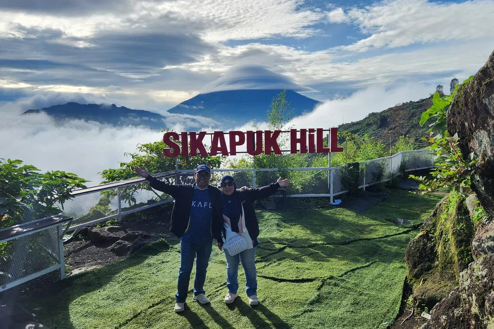Penulis, Encik Mustaffa Yaakub, dan isterinya, Cik Masita Asmawi, bergambar di Sikapuk Hill dengan latar belakang seolah-olah dalam cerita dongeng di atas hamparan awan putih yang menyelimuti kawasan suhu udara 14 darjah Celsius.