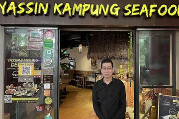HARAP DAPAT SOKONGAN: Encik Muhd Yassin Ng (atas) berharap orang ramai dapat terus menyokong Yassin Kampung Seafood yang turut menyertai Skim Baucar CDC tahun ini. - Foto BH oleh ERVINA MOHD JAMIL