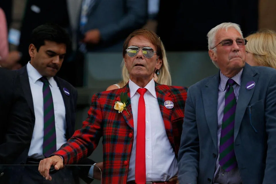 Penyanyi Cliff Richard (tengah) semasa menyaksikan perlawanan akhir tenis Wimbledon antara Andy Murray dan Milos Raonic pada Ahad (10 Julai) 2016. 