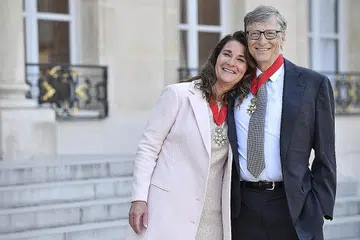 MASA BERSAMA: Pasangan Bill Gates dan Melinda Gates bergambar di luar Istana Elysee selepas menerima pingat penghormatan Perancis 'Legion of Honor' di Paris, Perancis, pada 21 April 2017. - Foto EPA-EFE