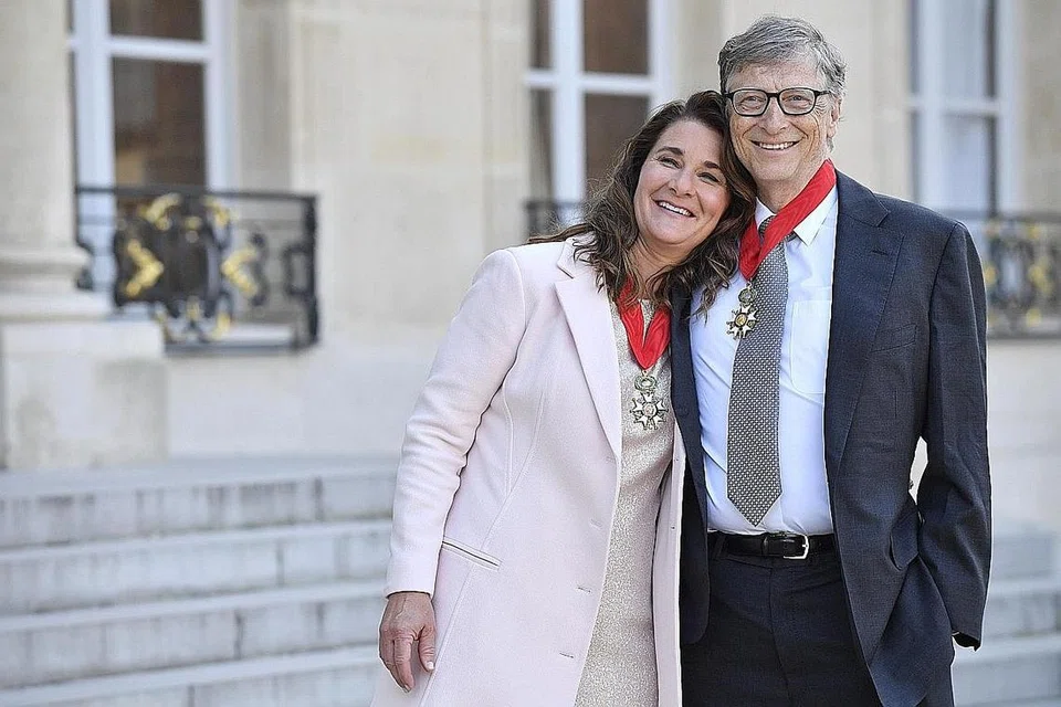 MASA BERSAMA: Pasangan Bill Gates dan Melinda Gates bergambar di luar Istana Elysee selepas menerima pingat penghormatan Perancis 'Legion of Honor' di Paris, Perancis, pada 21 April 2017. - Foto EPA-EFE