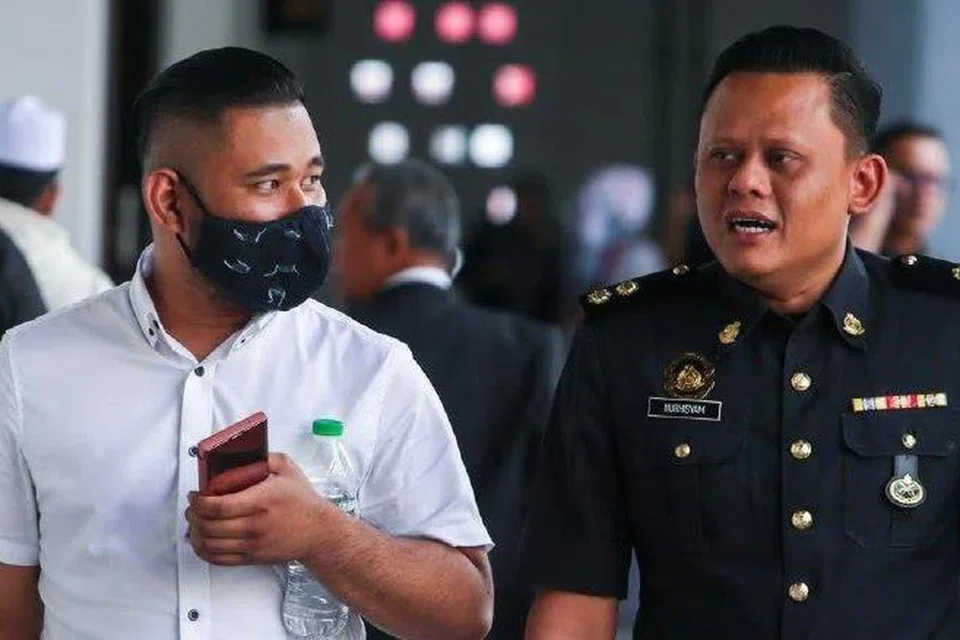 Pemilik syarikat pemborong diesel, Mohd Fared Ramli, 36 tahun, (kiri) didakwa di Mahkamah Sesyen Kota Bharu, Kelantan, atas 116 tuduhan gagal mengemukakan dokumen berhubung pembelian diesel dan menyelenggara buku stok diesel membabitkan 2.64 juta liter diesel bernilai lebih RM10 juta pada Disember 2022.
