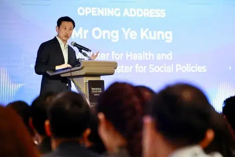 Menteri Kesihatan, Encik Ong Ye Kung, berucap di Majlis Anugerah dan Simposium Penyelidikan Majlis Penyelidikan Perubatan Nasional (NMRC) pada 22 Mei.
