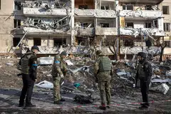 MUSNAH: Tentera Ukraine memeriksa runtuhan bangunan pangsapuri yang musnah di Kyiv pada 15 Mac 2022, selepas serangan ke atas kawasan perumahan mengorbankan sekurang-kurangnya dua orang. - Foto AFP