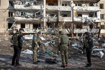 MUSNAH: Tentera Ukraine memeriksa runtuhan bangunan pangsapuri yang musnah di Kyiv pada 15 Mac 2022, selepas serangan ke atas kawasan perumahan mengorbankan sekurang-kurangnya dua orang. - Foto AFP