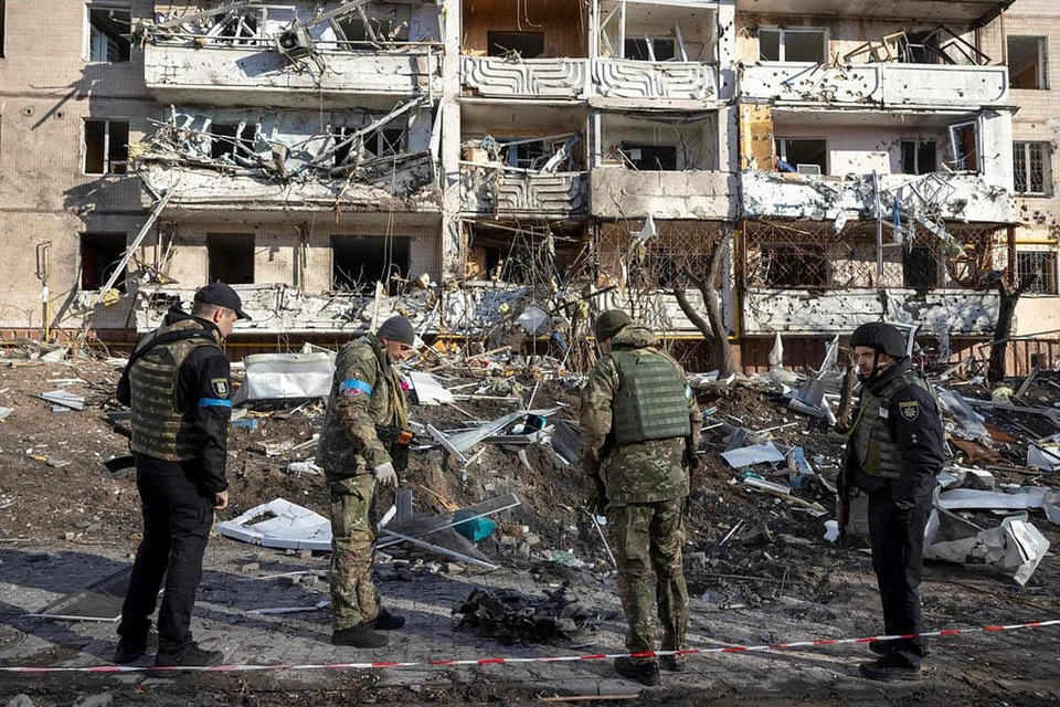MUSNAH: Tentera Ukraine memeriksa runtuhan bangunan pangsapuri yang musnah di Kyiv pada 15 Mac 2022, selepas serangan ke atas kawasan perumahan mengorbankan sekurang-kurangnya dua orang. - Foto AFP