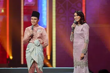 PENGALAMAN BERBEZA: Pengacara Fauzie Laily (kiri) mendapati pengalaman menjayakan Sinar Lebaran 2020 tanpa penonton sesuatu yang bersejarah dan mencabar jika mengambil kira tiada yang dapat memberi tepukan atau gelak tawa ketika mereka hidupkan sketsa komedi. Bersamanya adalah rakan pengacara, Nurul Aini. - Foto-foto MEDIACORP SURIA
