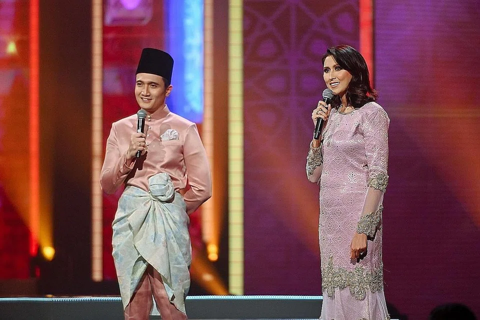 PENGALAMAN BERBEZA: Pengacara Fauzie Laily (kiri) mendapati pengalaman menjayakan Sinar Lebaran 2020 tanpa penonton sesuatu yang bersejarah dan mencabar jika mengambil kira tiada yang dapat memberi tepukan atau gelak tawa ketika mereka hidupkan sketsa komedi. Bersamanya adalah rakan pengacara, Nurul Aini. - Foto-foto MEDIACORP SURIA