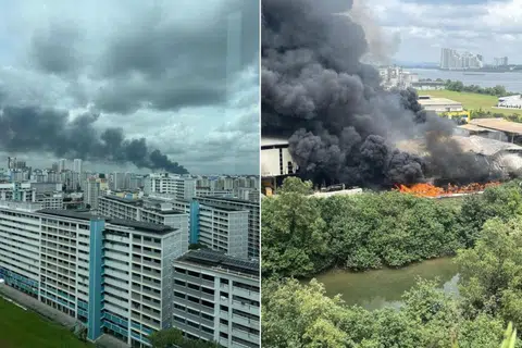 Asap tebal dari kebakaran di 11 Kranji Crescent dapat dilihat dari jauh.