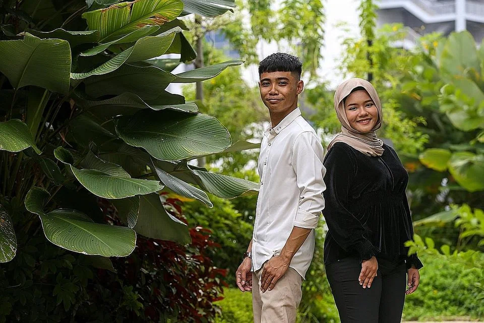 SALING HARGAI: Jumali Sanotri (kiri) memberi kepercayaan buat bakat muda, Nur Athirah, menampilkan vokal lunak dalam lagu duet bersama, 'Harapan Cinta'. - Foto BH oleh YONG LI XUAN