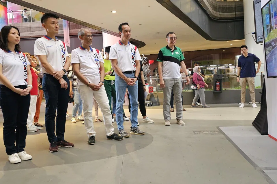 (Dari kiri) Penasihat Kedua GRC Tampines, Dr Charlene Chen; Setiausaha Parlimen Kanan (Kemampanan dan Sekitaran merangkap Pengangkutan), Encik Baey Yam Keng; Menteri Pembangunan Sosial dan Keluarga, Encik Masagos Zulkifli Masagos Mohamad; Menteri Negara Kanan (Kemampanan dan Sekitaran merangkap Tenaga Manusia) Dr Koh Poh Koon; dan Pengurus Besar Majlis Bandaran Tampines, Encik Wang Yam Peng, menyaksikan pameran bergerak di Our Tampines Hub (OTH) pada 23 Jun.
