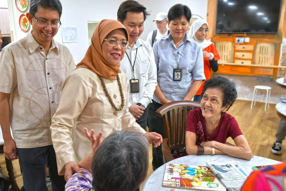 PUSAT JAGAAN SIANG: Presiden Halimah Yacob (dua dari kiri) berinteraksi dan melakukan beberapa kegiatan bersama klien Pusat Jagaan Siang Demensia kendalian Awwa di Blok 740 Yishun Avenue 5 yang dibuka secara rasmi semalam. Turut hadir ialah Profesor Madya Muhammad Faishal Ibrahim (paling kiri), Setiausaha Parlimen Kanan (Pendidikan merangkap Pembangunan Sosial dan Keluarga). - Foto BM oleh KUA CHEE SIONG