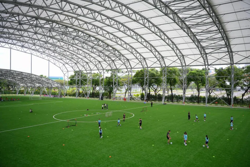 Padang terlindung di Hab Bola Sepak Kallang yang mula dibina pada 2018 akhirnya siap selepas ditunda akibat pandemik.