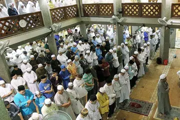 MAIN PERANAN BERSAMA: Imam, asatizah dan ulama berperanan membina masyarakat beragama yang berpegang kepada sikap, kebiasaan dan nilai yang sesuai dalam masyarakat berbilang bangsa dan agama; membina masyarakat berakhlak, bersikap inklusif dan progresif dan menyumbang kepada kehidupan yang lebih baik. - Foto fail