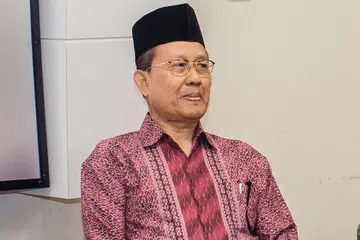 "Kita bukan berniat untuk menukarkan semula rumi kepada jawi tetapi kita hendak menggalakkan masyarakat kita dan orang kita sedar bahawa 'bahasa saya dulu tulisannya begini'. Seperti baju kurunglah. Kalau kita tiada kesedaran untuk memakai baju kurung semasa Hari Raya, saya bimbang satu hari nanti, pada hari raya pertama, semua orang nanti memakai jeans." - Cikgu Supki Sidek (gambar atas) - Foto IQBAL RAZAK