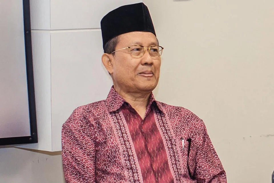"Kita bukan berniat untuk menukarkan semula rumi kepada jawi tetapi kita hendak menggalakkan masyarakat kita dan orang kita sedar bahawa 'bahasa saya dulu tulisannya begini'. Seperti baju kurunglah. Kalau kita tiada kesedaran untuk memakai baju kurung semasa Hari Raya, saya bimbang satu hari nanti, pada hari raya pertama, semua orang nanti memakai jeans." - Cikgu Supki Sidek (gambar atas) - Foto IQBAL RAZAK