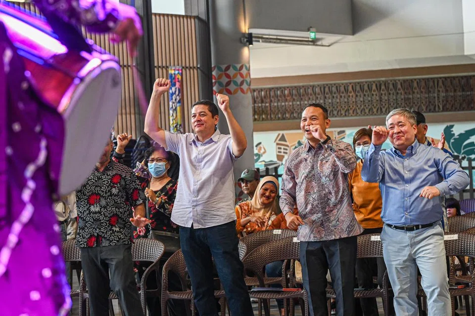 (Dari kiri) Duta Besar Uzbekistan, Encik Alisher Kayumov; Mayor Majlis Pembangunan Masyarakat (CDC) South East, Encik Mohd Fahmi Aliman; dan Duta Besar Kazakhstan, Encik Askar Kuttykadam, menari tarian ‘Bhangra’ bersama penonton persembahan di Wisma Geylang Serai. 