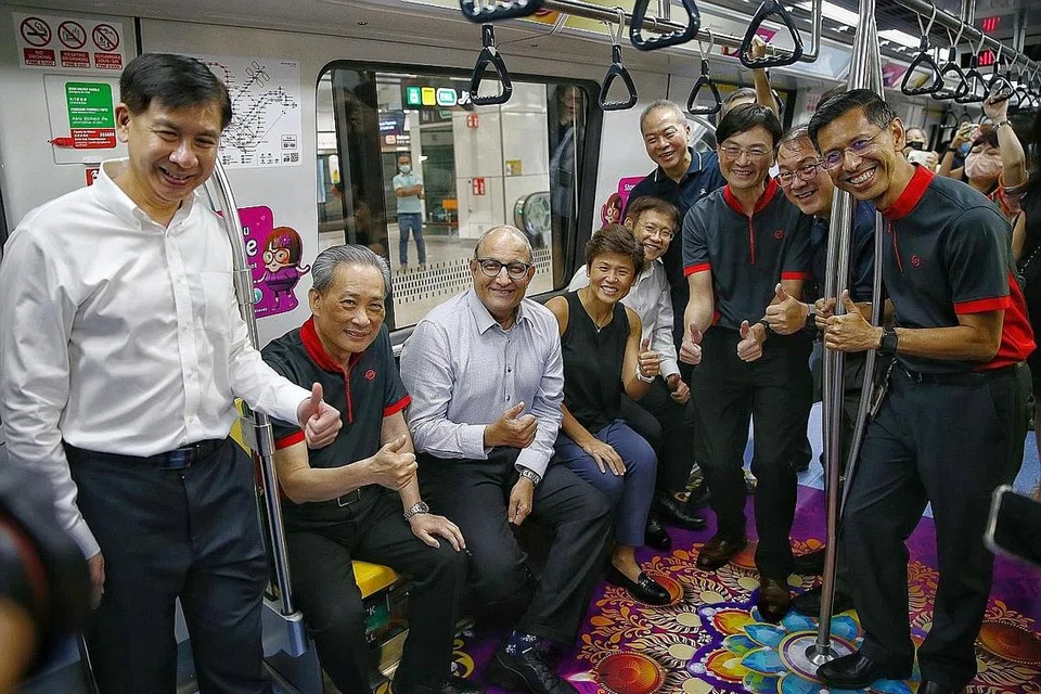 RAI PENCAPAIAN: Pengerusi SMRT Encik Seah Moon Ming (dua dari kiri), Ketua CEO SMRT; Encik Ngien Hoon Ping (tiga dari kanan) dan Pengarah Urusan SMRT TEL; Encik Shahrin Abdol Salam (paling kanan) menerima kunjungan Menteri Pengangkutan Encik S. Iswaran (tiga dari kiri). - Foto ST