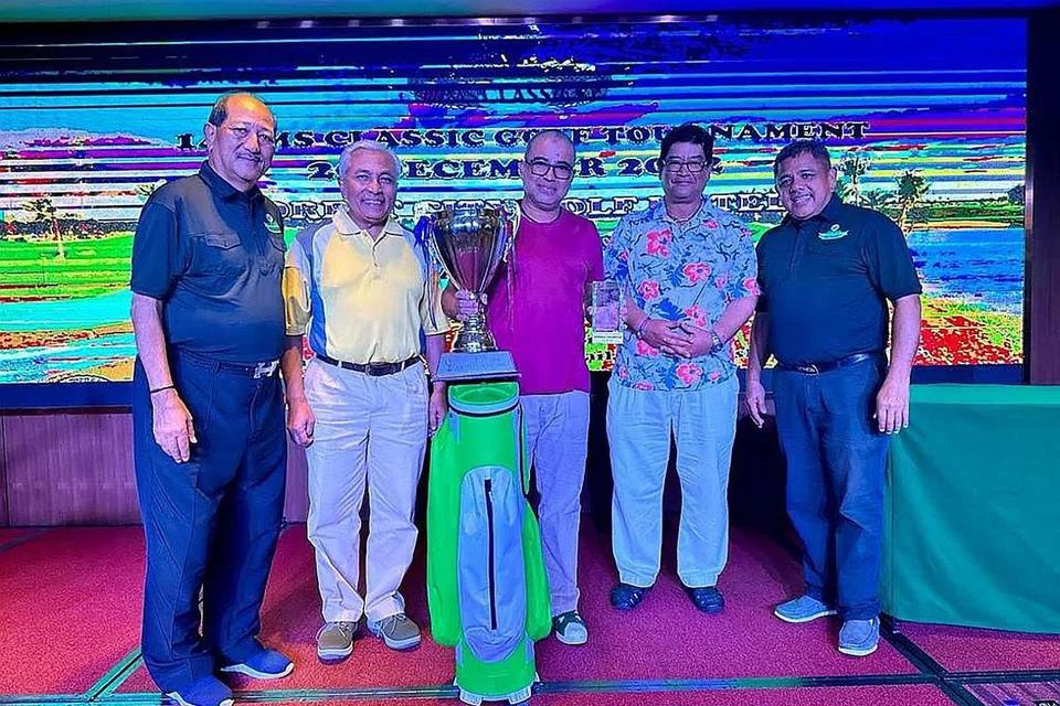 GAMBAR BERSAMA JUARA: Piala MS Classic dimenangi Encik Mohamed Ali Rais (tengah). Bersama beliau ialah (dari kiri) Encik Zainal Samat (anggota pasukan penganjur), Encik Hawazi Daipi, Tunku Abu Bakar Ibni Tunku Abdul Rahman (tetamu khas) dan Encik Mohammad Said Abdul Latif. - Foto MS CLASSIC