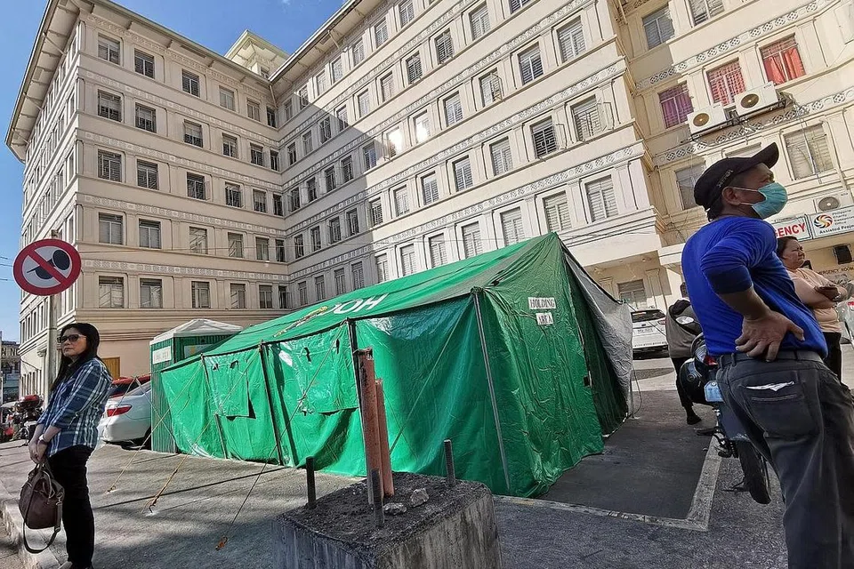 VIRUS JEJAS PELANCONG: Khemah khusus bagi mereka yang disyaki dijangkiti Covid-19 diletakkan di luar sebuah hospital di selatan Manila. Industri pelancongan Filipina dianggar kerugian berbilion peso ekoran sekatan sementara terhadap pendatang dari China. - Foto EPA-EFE