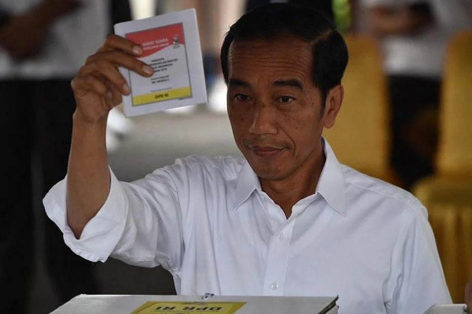 PILIHAN RAYA INDONESIA: Jokowi membuang undi di sebuah pusat mengundi di Jakarta pada 17 April 2019.