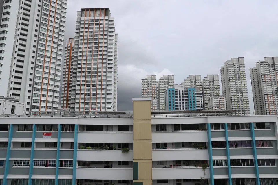 ‘TIDAK DIKETAHUI’: Warga emas itu diisytihar meninggal dunia pada 6.45 petang pada 24 April 2023 di sebuah flat tingkat empat di Blok 48 Teban Gardens Road, tetapi pengenaan dirinya tidak dapat dipastikan sebelum ini.