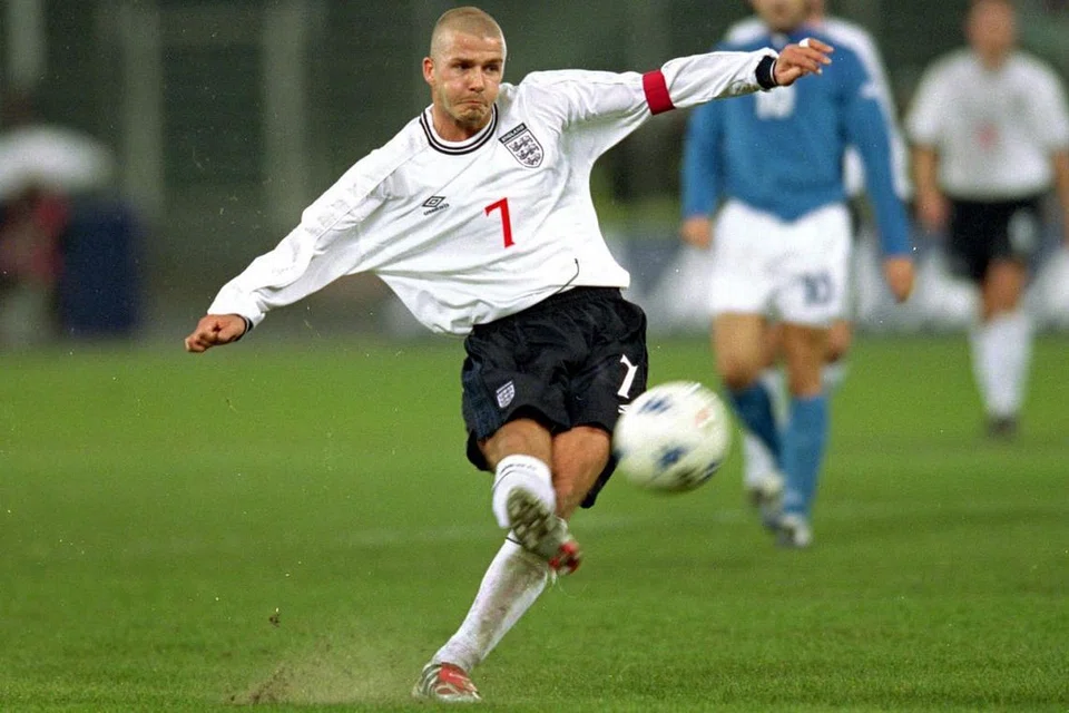 BUKAN SEBARANG TENDANGAN: Tendangan bola selebriti sukan David Beckham boleh dikaitkan dengan Prinsip Bernoulli. - Foto fail