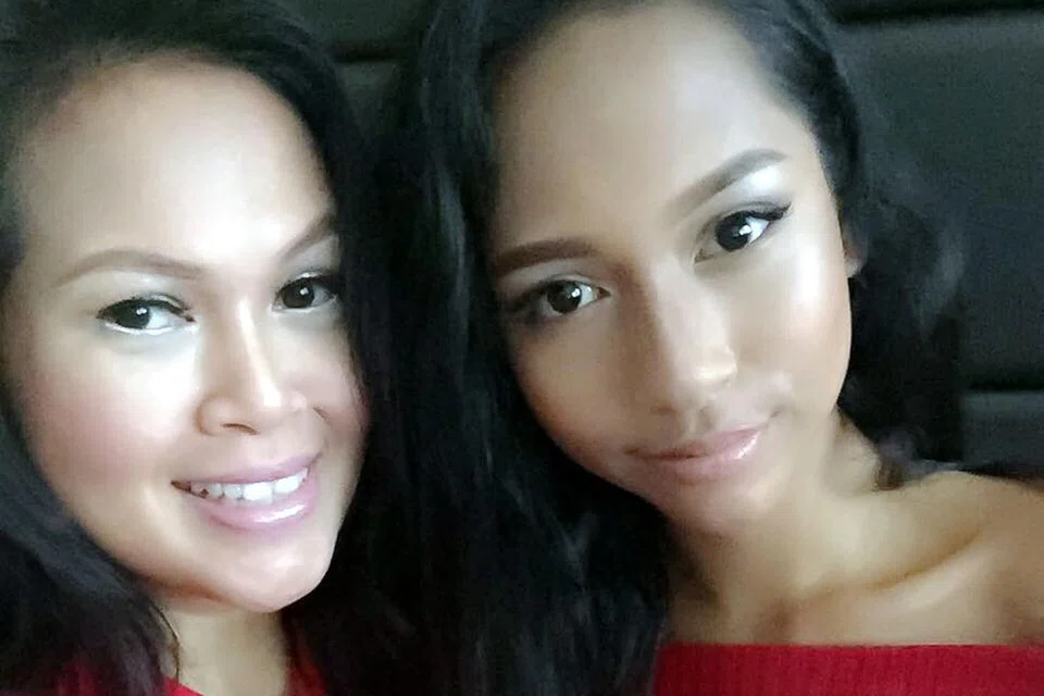 INGIN ANAK SENYUM BANGGA: Cik Shasha Ashita Abu (kiri) menyertai peraduan ratu cantik Mrs Singapore Malays International 2016 sebagai dorongan buat anaknya, Sharah Shazana Khalid, yang baru-baru ini dikejarkan ke hospital kerana sakit jangkitan hati. - Foto ihsan SHASHA ASHITA ABU