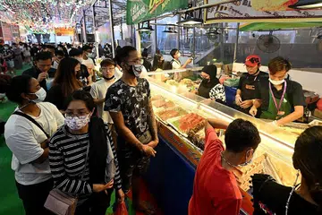 HAMPIR SEPERTI DULU: Bazar di Geylang Serai (gambar atas) dan Kampong Glam kembali buat kali pertama tahun ini setelah dua tahun tidak dapat diadakan dek sekatan Covid-19, salah satu penanda keadaan semakin hampir seperti sebelum Covid-19 menjelang Aidilfitri tahun ini. - Foto BM oleh LIM YAOHUI