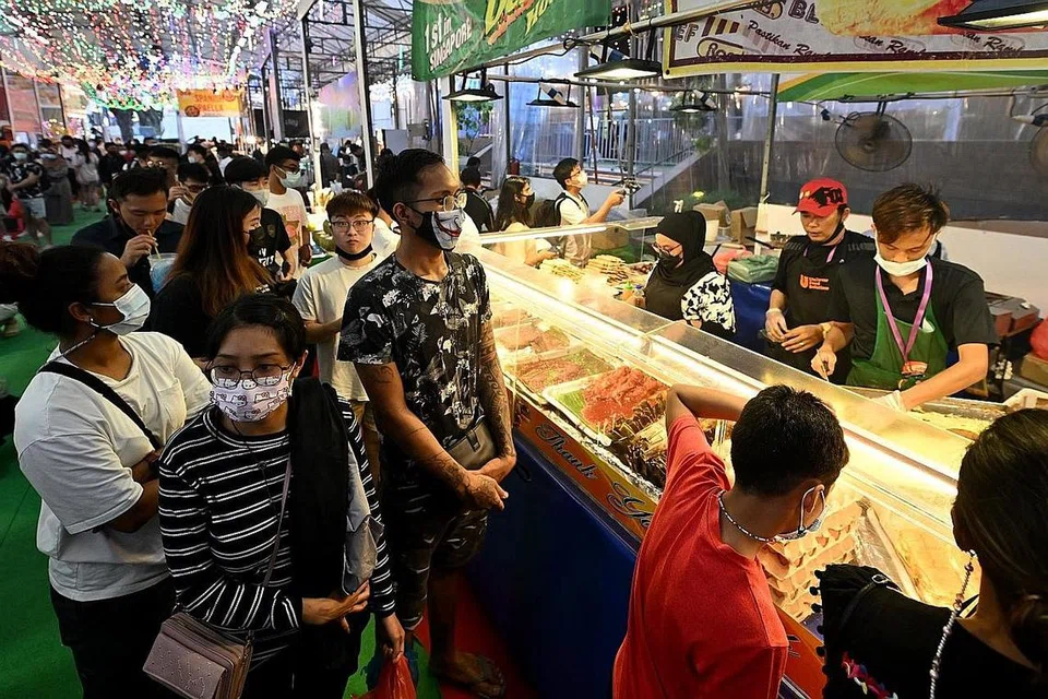 HAMPIR SEPERTI DULU: Bazar di Geylang Serai (gambar atas) dan Kampong Glam kembali buat kali pertama tahun ini setelah dua tahun tidak dapat diadakan dek sekatan Covid-19, salah satu penanda keadaan semakin hampir seperti sebelum Covid-19 menjelang Aidilfitri tahun ini. - Foto BM oleh LIM YAOHUI