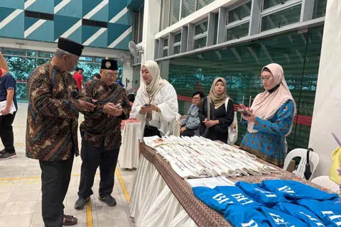 Pengunjung mengunjungi reruai BH/BM sempena acara Festival Nadi Bahasa @ Limbang di Kelab Masyarakat Yew Tee.