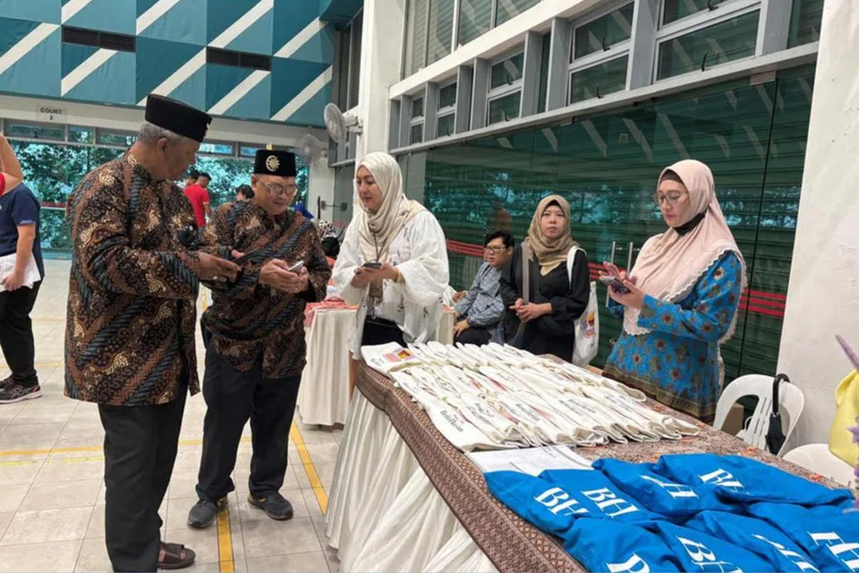 Pengunjung mengunjungi reruai BH/BM sempena acara Festival Nadi Bahasa @ Limbang di Kelab Masyarakat Yew Tee.
