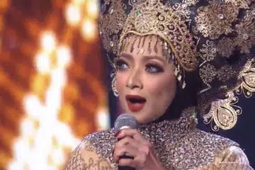 APA KURANGNYA?: 'Netizen' bertanya apakah kekurangan penyanyi Maya yang menampilkan kreativiti ketika mendendangkan lagu Noraniza Idris, Hatinya Tak Tahan, serta serba boleh mendendangkan genre rok sebelum ini. Namun, Maya tidak ditempatkan dalam tiga kedudukan tertinggi bagi peraduan minggu keenam kelmarin. - Foto ASTRO GEMPAK