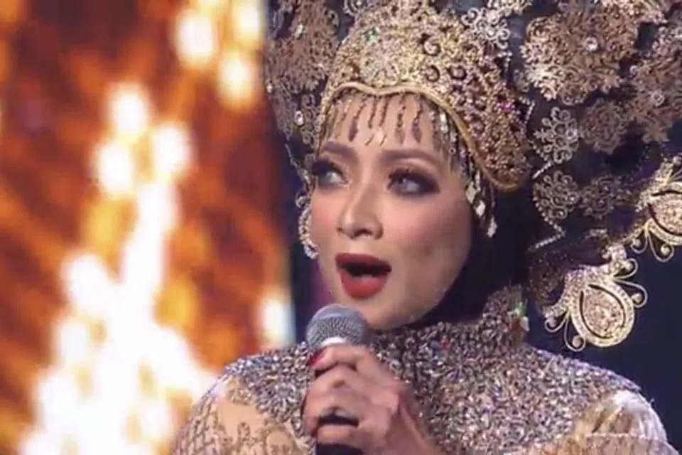 APA KURANGNYA?: 'Netizen' bertanya apakah kekurangan penyanyi Maya yang menampilkan kreativiti ketika mendendangkan lagu Noraniza Idris, Hatinya Tak Tahan, serta serba boleh mendendangkan genre rok sebelum ini. Namun, Maya tidak ditempatkan dalam tiga kedudukan tertinggi bagi peraduan minggu keenam kelmarin. - Foto ASTRO GEMPAK