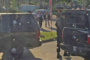 ANCAMAN PENGGANAS: Polis telah menyerbu dan membunuh seorang lelaki yang disyaki merancang serangan bom bunuh diri di kediamannya di Strathroy, Ontario, Canada. - Foto REUTERS
