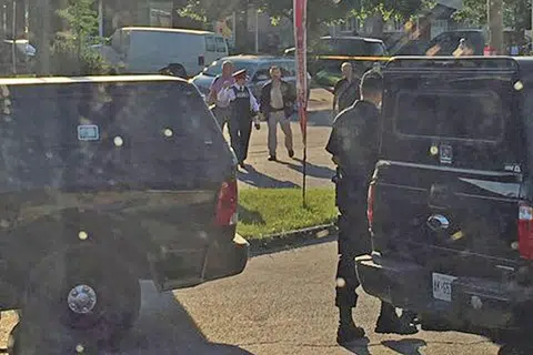 ANCAMAN PENGGANAS: Polis telah menyerbu dan membunuh seorang lelaki yang disyaki merancang serangan bom bunuh diri di kediamannya di Strathroy, Ontario, Canada. - Foto REUTERS