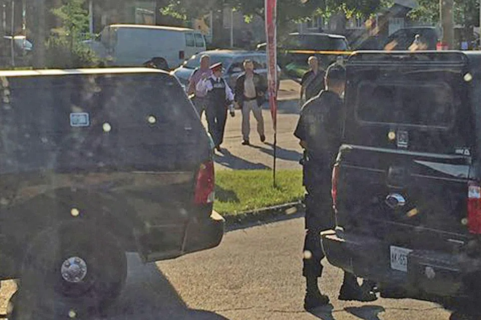 ANCAMAN PENGGANAS: Polis telah menyerbu dan membunuh seorang lelaki yang disyaki merancang serangan bom bunuh diri di kediamannya di Strathroy, Ontario, Canada. - Foto REUTERS