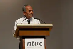 PEJUANG PEKERJA: Encik Mahmud Awang, mantan presiden Kesatuan Pekerja Singapore Traction Company (STCEU), berucap di upacara memperingati mendiang Perdana Menteri Pengasas Lee Kuan Yew yang dianjurkan NTUC di Dewan Pesidangan Singapura pada 27 Mac 2015. 