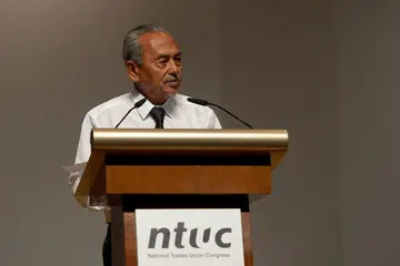 PEJUANG PEKERJA: Encik Mahmud Awang, mantan presiden Kesatuan Pekerja Singapore Traction Company (STCEU), berucap di upacara memperingati mendiang Perdana Menteri Pengasas Lee Kuan Yew yang dianjurkan NTUC di Dewan Pesidangan Singapura pada 27 Mac 2015. 