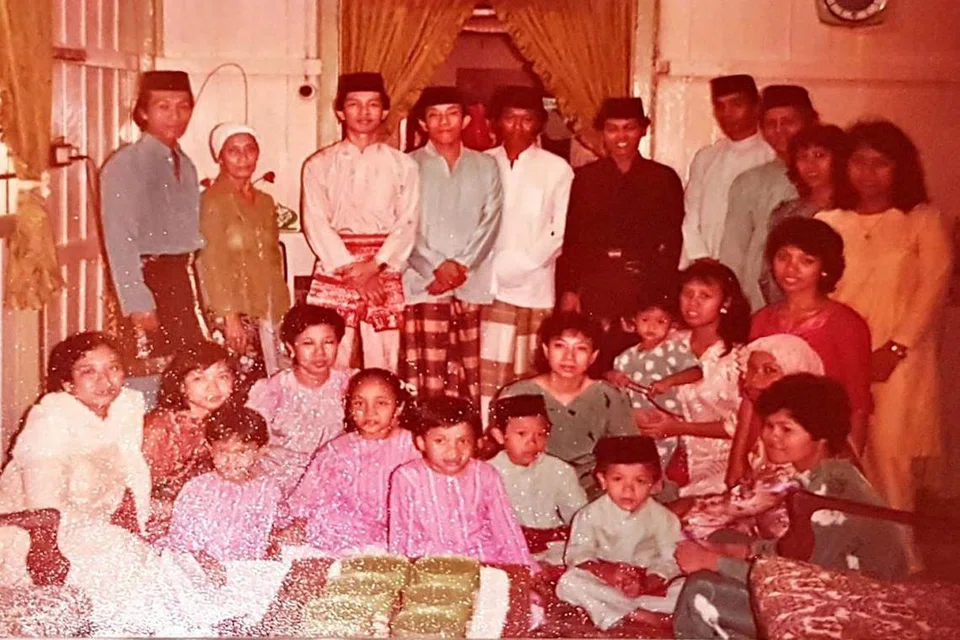 BERGAMBAR RAYA: Hari Raya adalah waktu yang ditunggu-tunggu penduduk kampung untuk bertemu kaum keluarga dan jiran tetangga. 