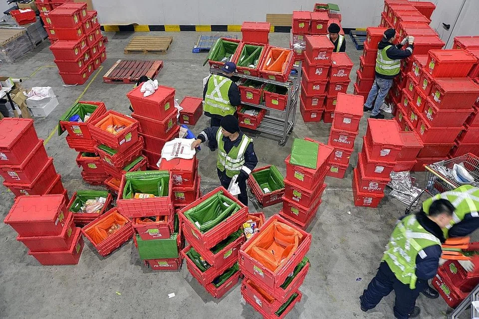 MENYESUAIKAN PERKHIDMATAN: Pekerja RedMart mengasingkan barang pesanan pelanggan. Antara langkah yang diambil RedMart termasuk mengehadkan pesanan kepada 35 barang dan mengurangkan barang yang ditawarkan untuk memberi tumpuan kepada keperluan harian termasuk tepung dan telur. - Foto BH oleh AZIZ HUSSIN