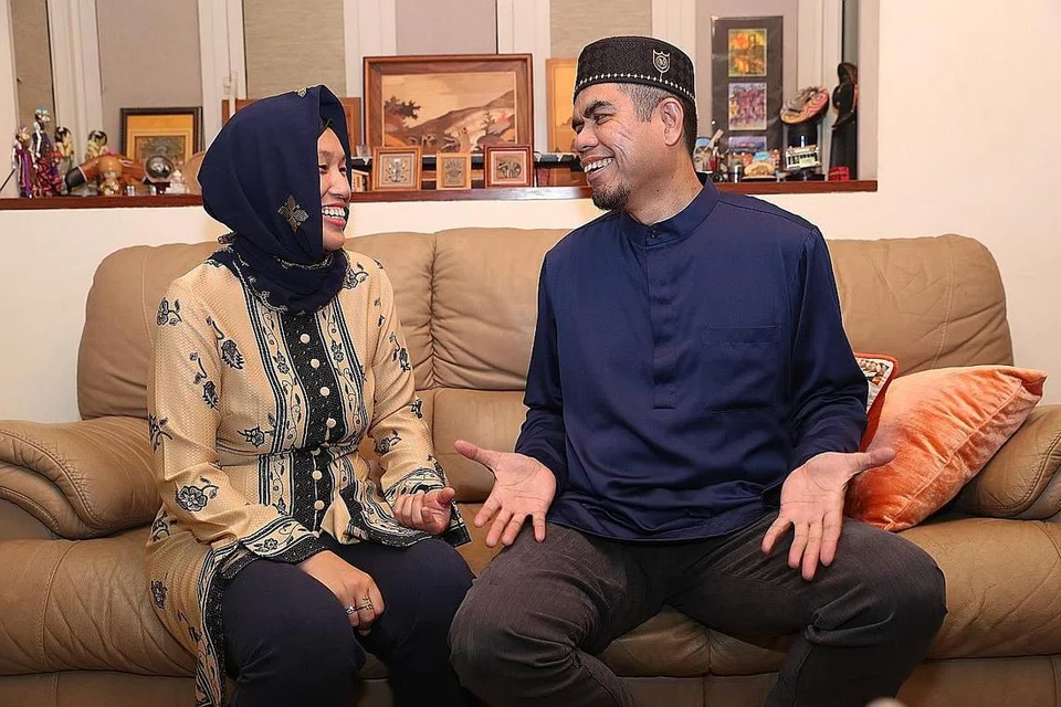 KUATKAN SEMANGAT: Encik Azrul Aziz dan isteri, Cik Riana Pramuktiningsih Soemardi, perlu tunggu tujuh tahun sebelum berpeluang ke hajii. - Foto BM oleh TIMOTHY DAVID
