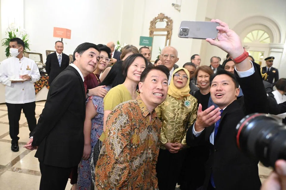 GAMBAR KENANGAN: Beberapa Anggota Parlimen mengambil kesempatan untuk bergambar bersama Presiden Halimah Yacob di Istana sebelum beliau mengundur diri sebagai Presiden ke-8 Singapura pada Rabu.